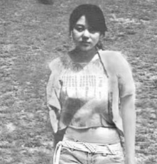 1993年一个清晨，刑车停在河南省新安县看守所门口，任雪穿着干净整齐的衣服从监房
