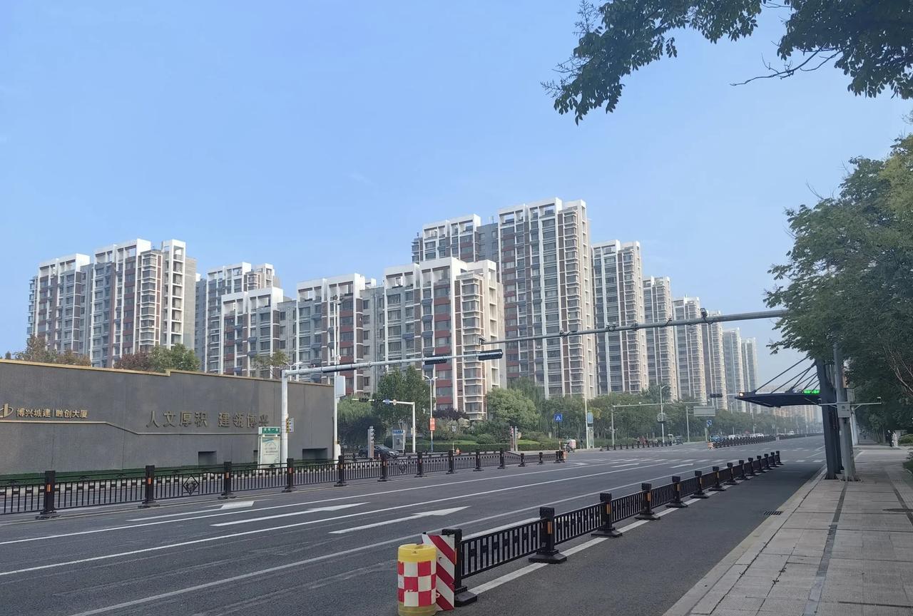 十几年前，小妹给外甥女在县城囤下了一套房子，挺高档的小区，面积160平方，还买