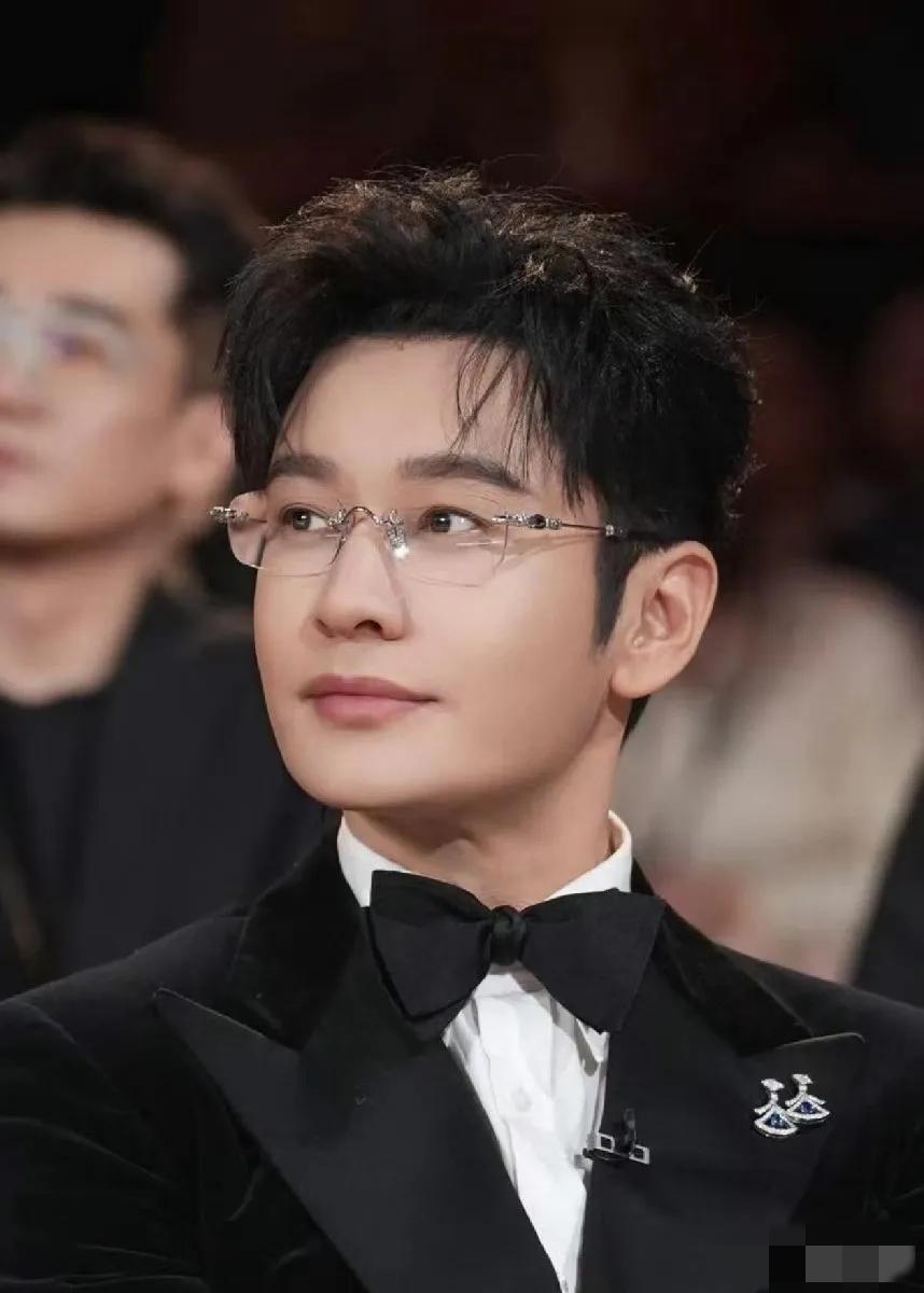 黄晓明深夜官宣！不演戏改当老板，妈妈控股公司再拿爆款网文！家人们谁懂啊！3