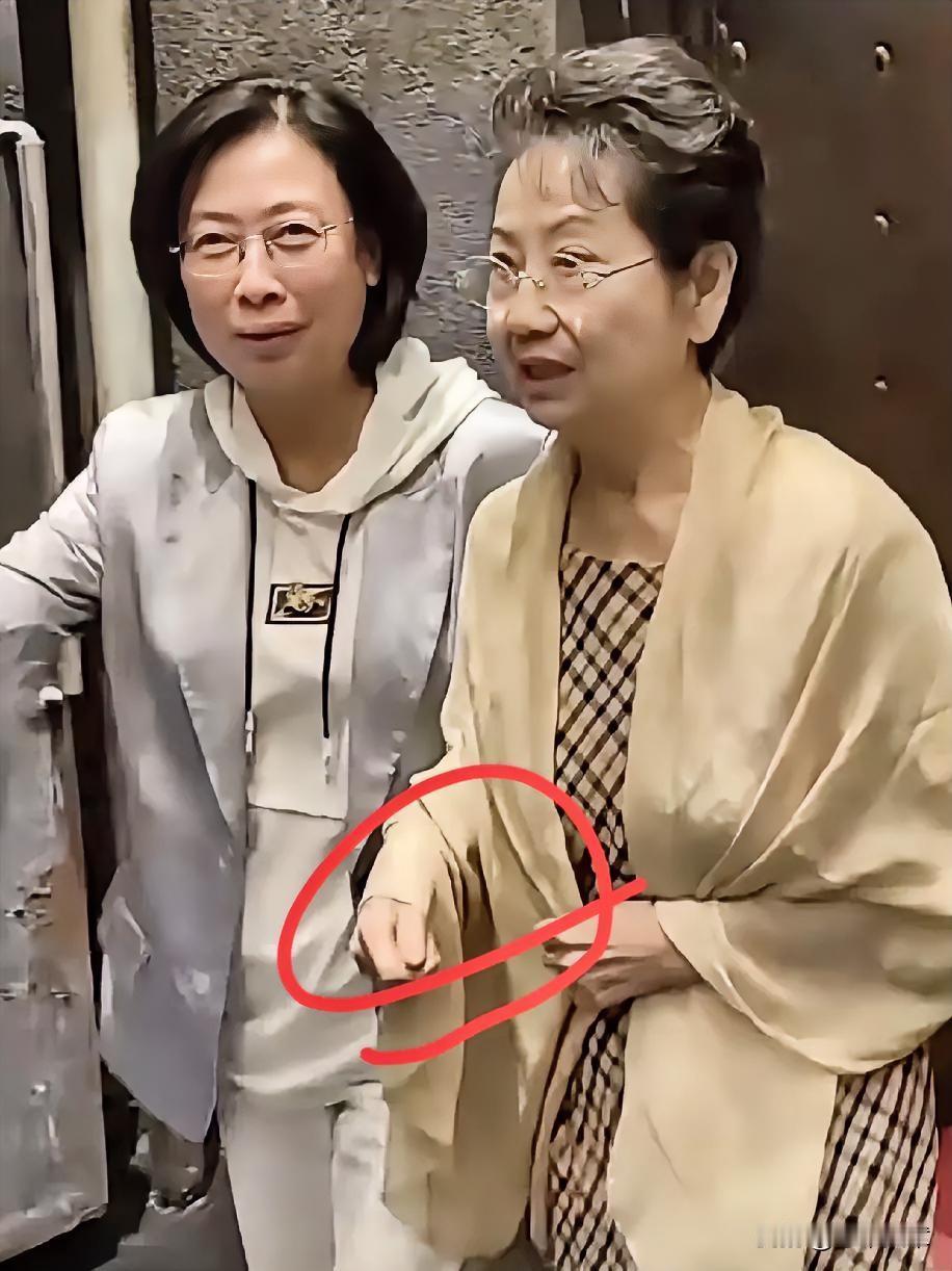 果然面相是会骗人的，李维康就是个例子，她今年6月份，还与丈夫耿其昌一起观看郭