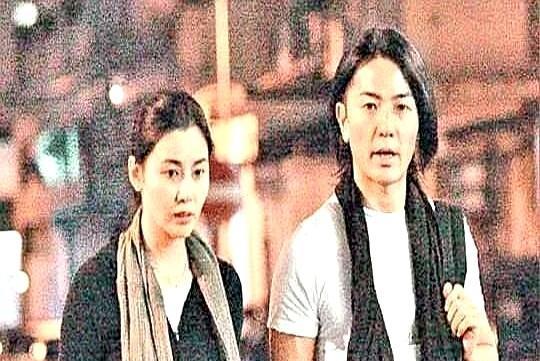 我终于悟了，郑伊健根本不是“躺平”，他是悄悄给人生“开了挂”。别人拿命换钱，他