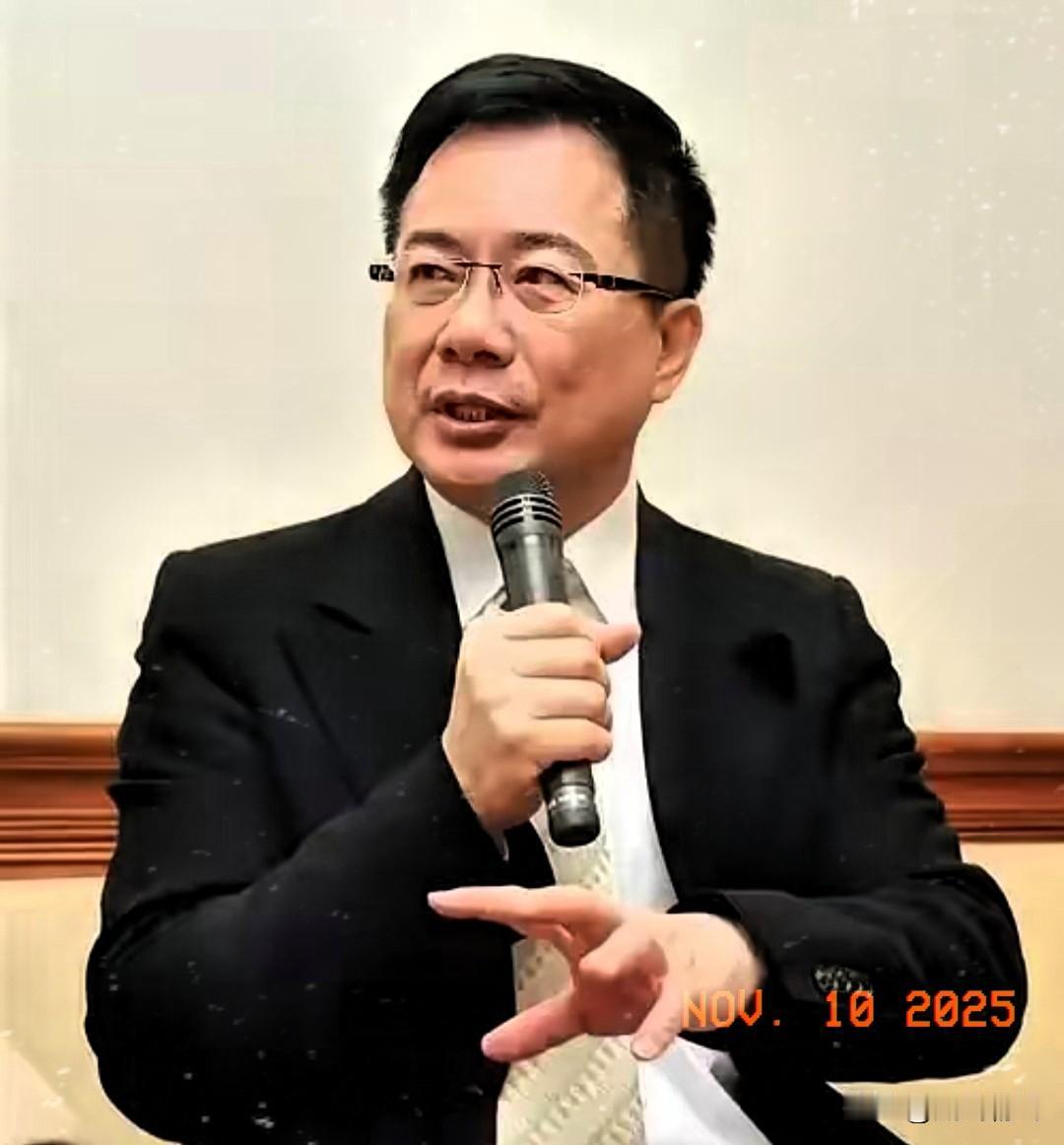 比起蔡正元，侯汉廷更值得称赞。侯汉廷坦言，他如果是郑丽文的幕僚，绝不会支持她参加