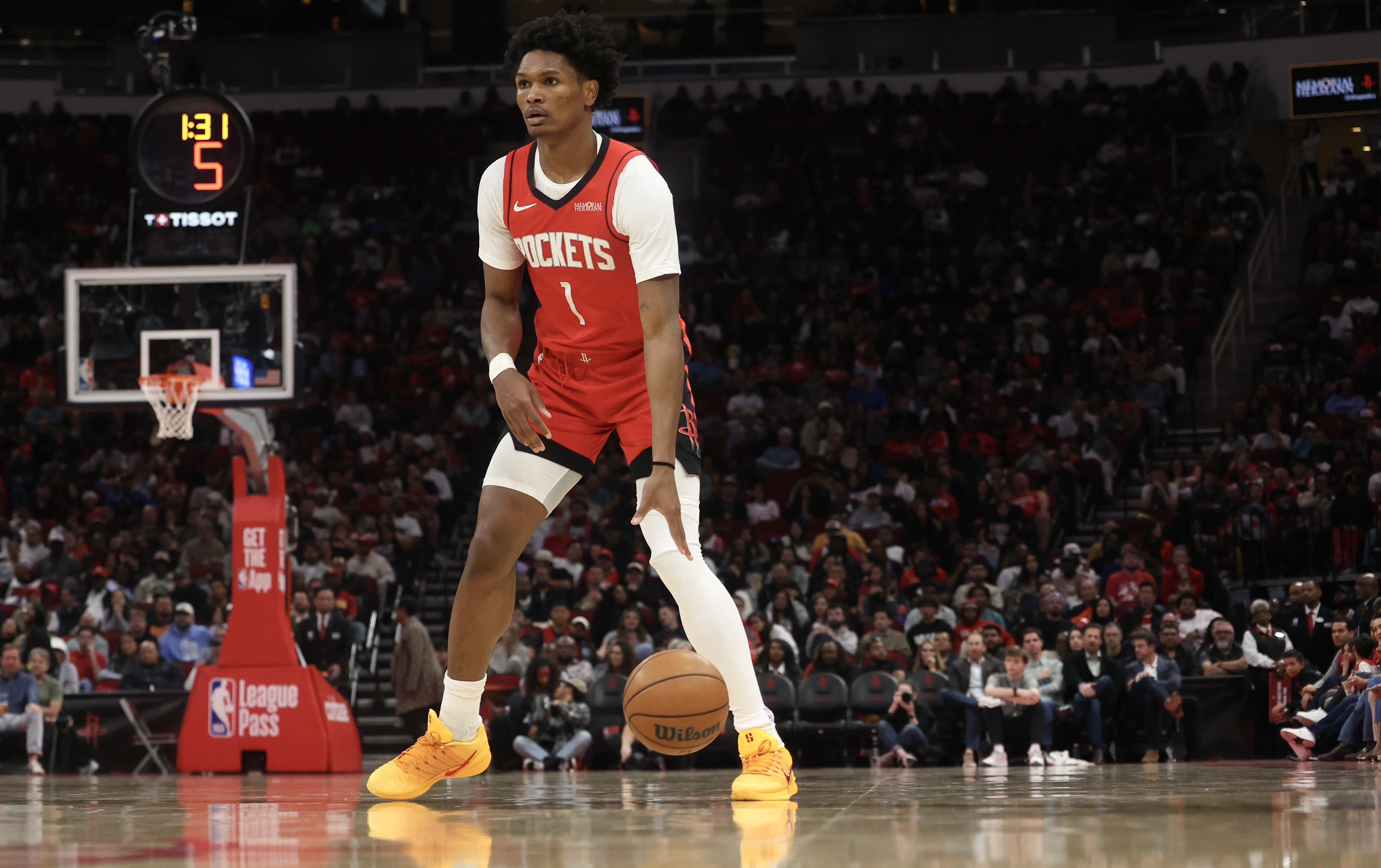 火箭队明天的对手是洛杉矶湖人。火箭的优势在于，明天这场比赛，他们将是主场作战，而