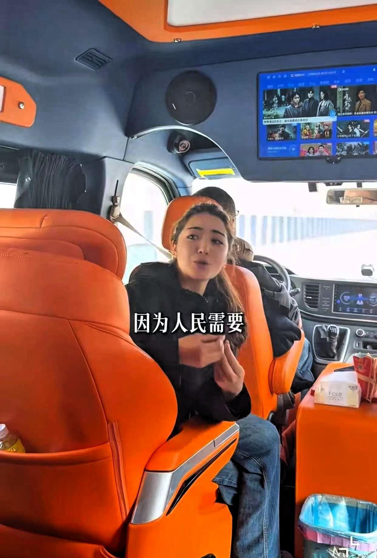 一位新疆的美女导游，她在给台湾同胞介绍天山胜利隧道时是这么说的！她是南疆人