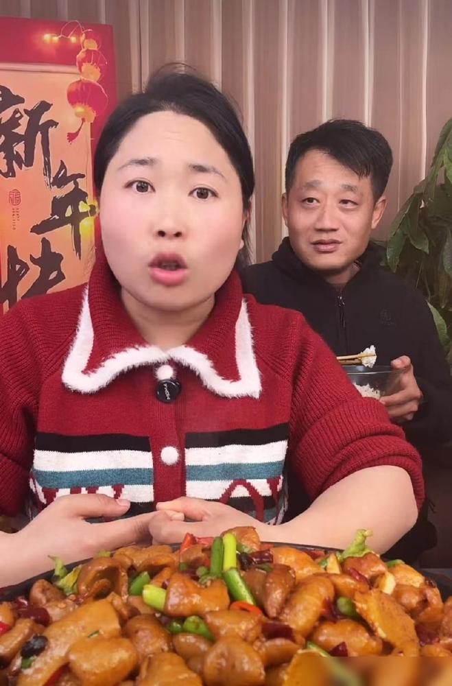 胖妹直播卖货，大家纷纷问胖妹她哥哥打她嫂子的事，胖妹说她哥哥离家出走了，现在找不