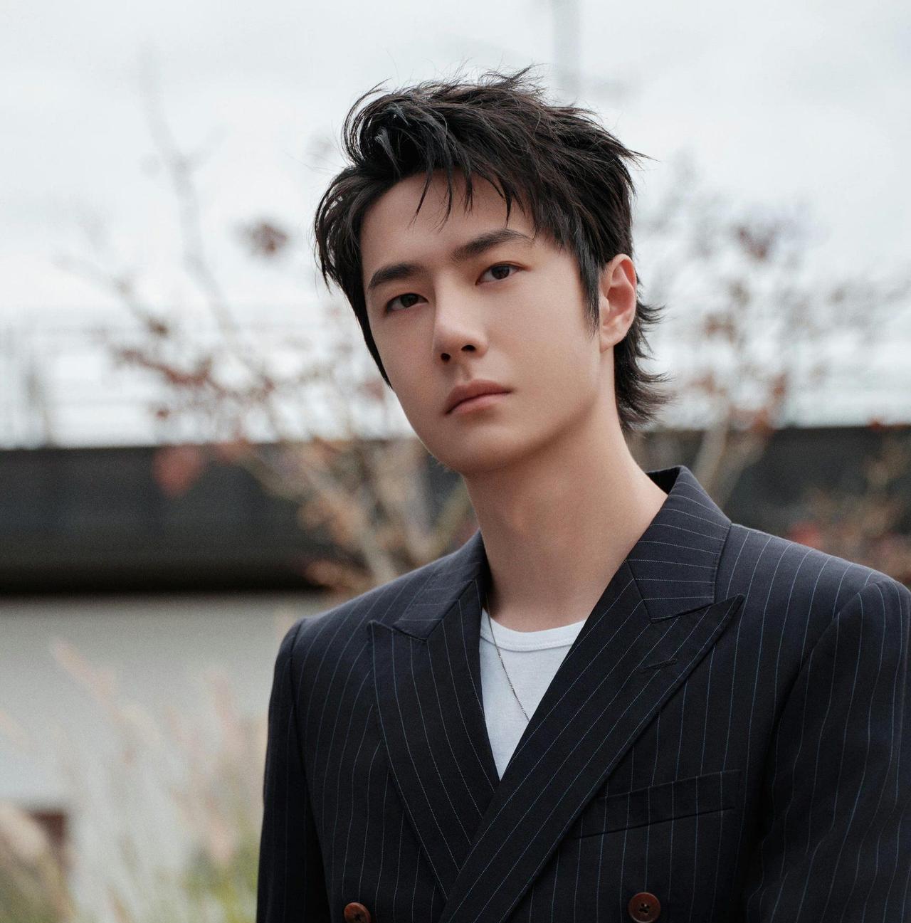 金鸡提名刚公布，王一博的名字挂在热搜第一。不是流量护航，是他真刀真枪在《热烈》