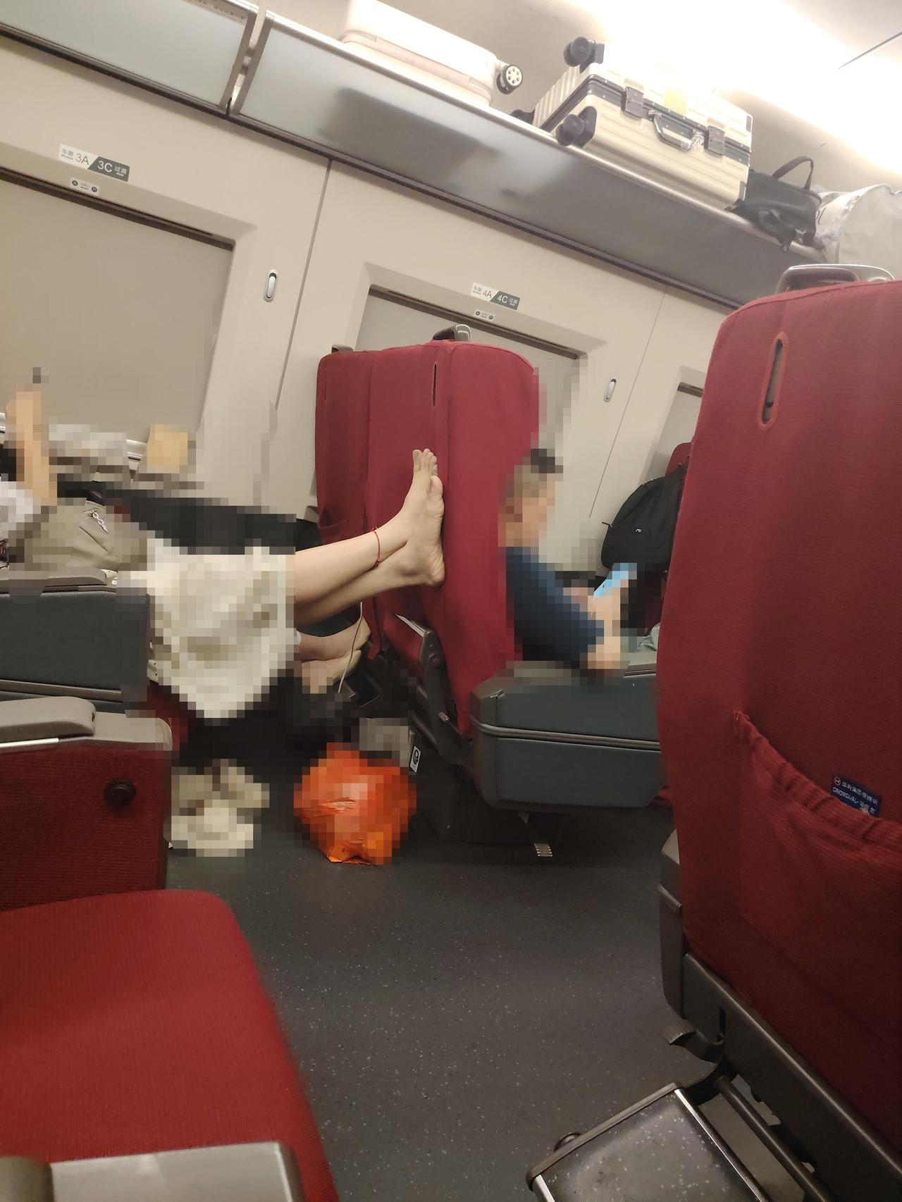 高铁上什么时候能出不许脱鞋的规定啊？坐车的过程确实比较辛苦，也能理解有些人想尽可