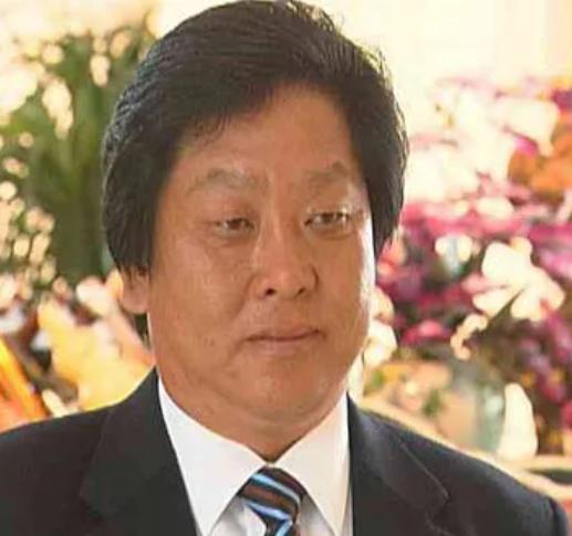 1996年，梁希森带着施工队接下北京“玫瑰园”别墅项目，垫资7000万后，开发商