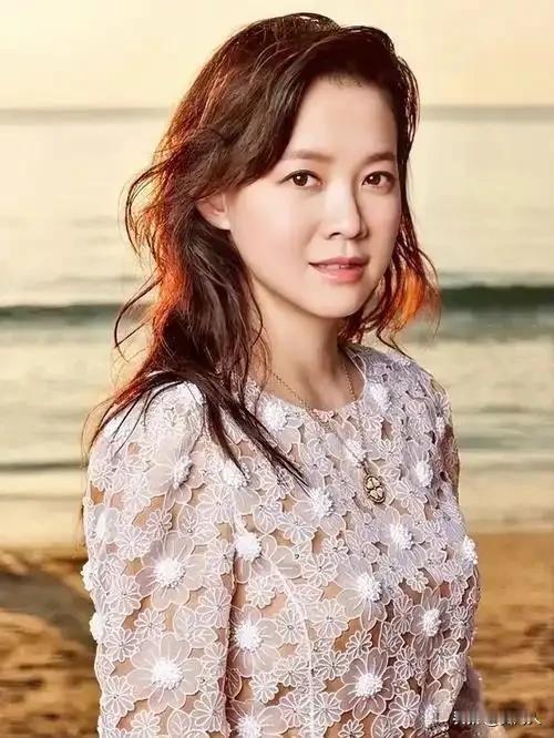 刘欢与妻子卢璐——相貌反差巨大的夫妻，却有着相同的雅致气韵翻看刘欢与卢璐年