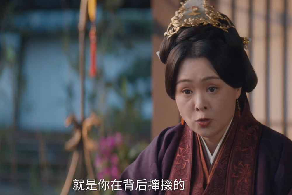 《折腰》魏劭的母亲朱夫人，就是那种天生具备恶婆婆潜质的女人。 魏劭娶了小乔，