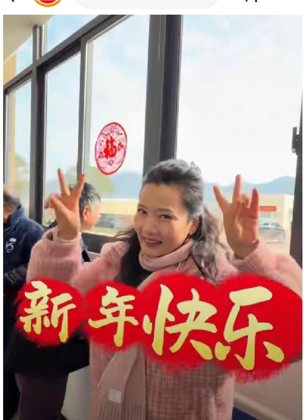 何赛飞回老家浙江岱山过年，在年初三，她就提着大包小包的的礼品，去岱山县衢山岛敬老