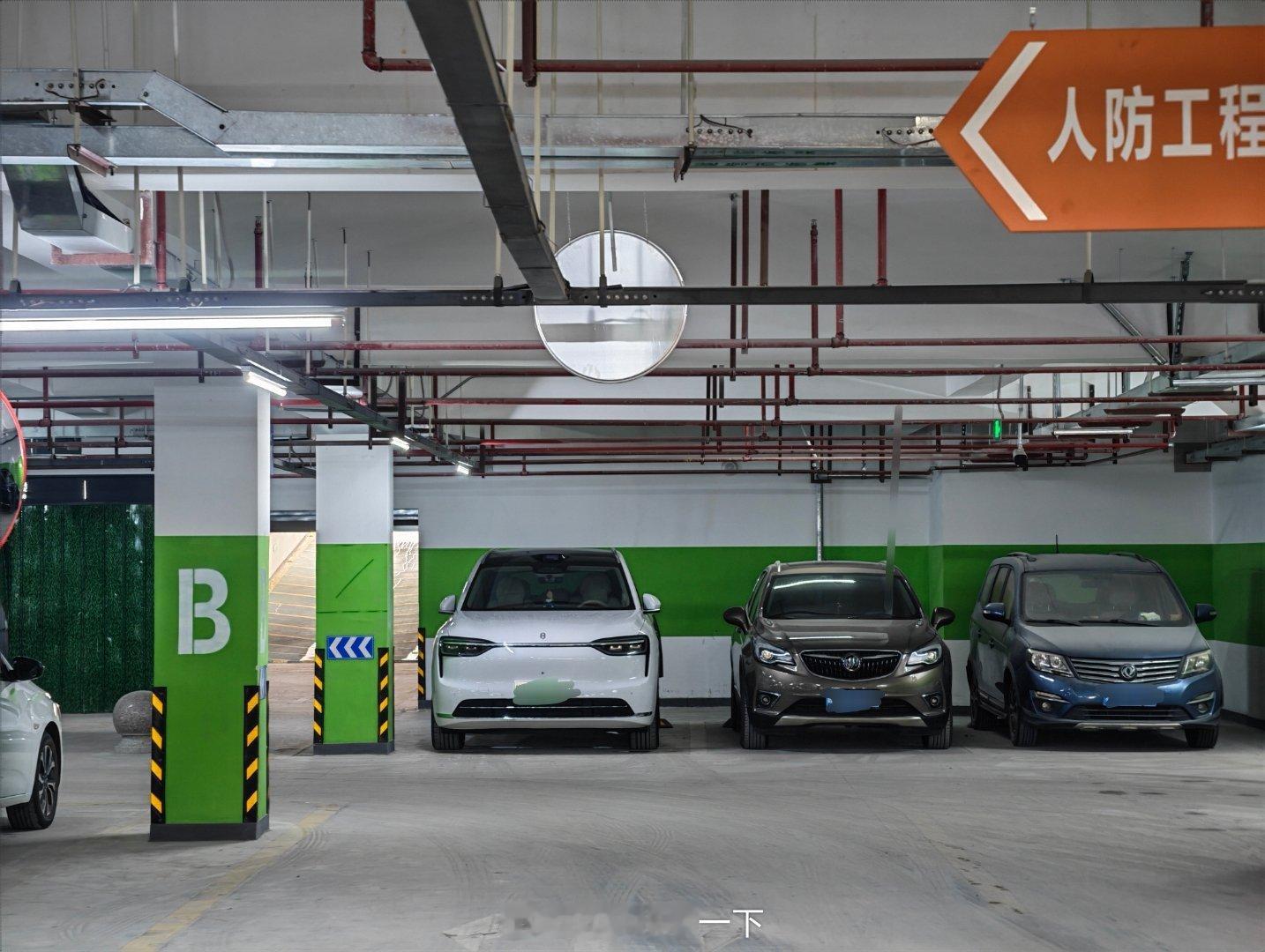 不比不知道，和中大型的车放到一起才知道全新问界M7这么大！有点东西​​​