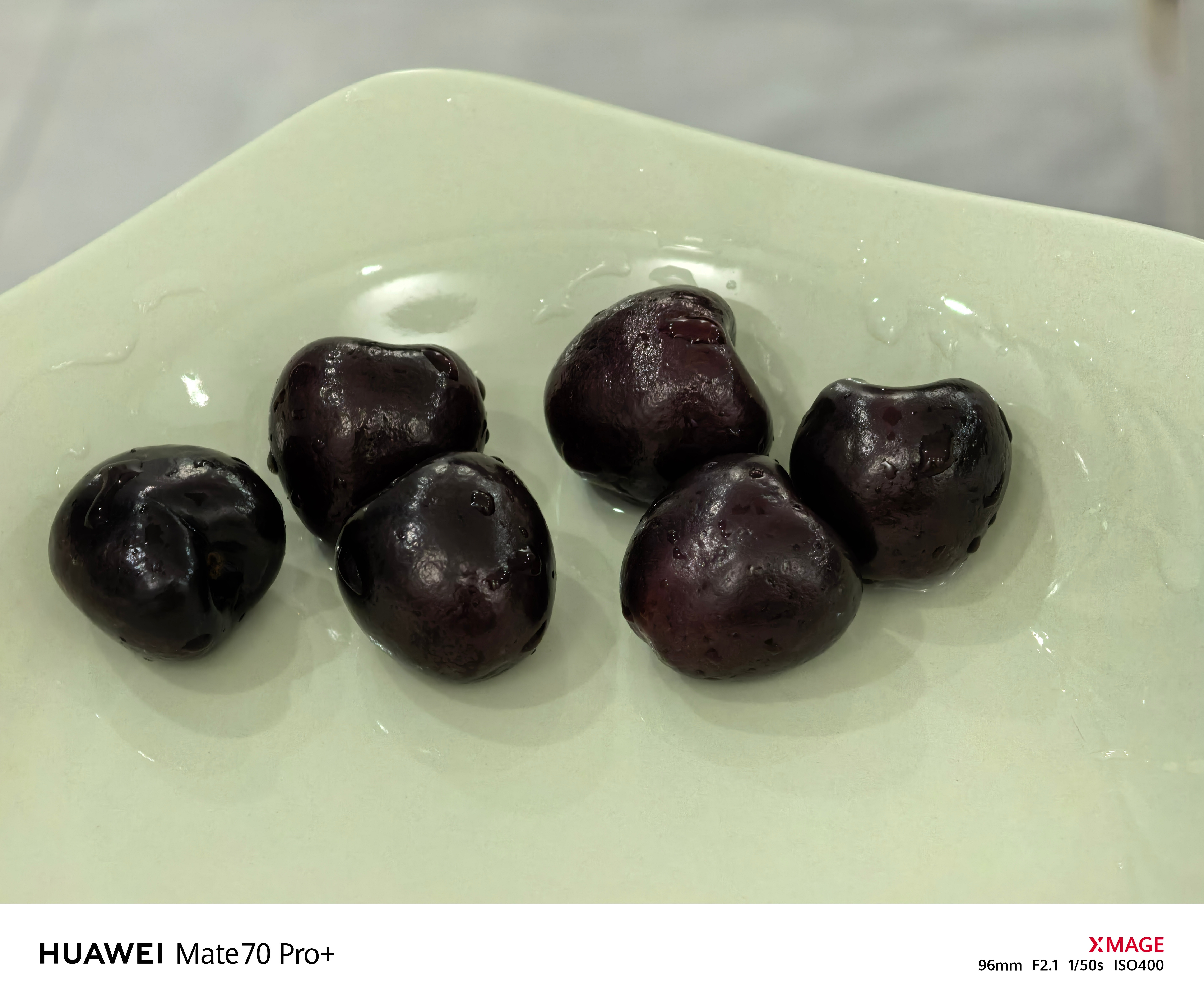 今年的车厘子，确实有点“良心”。昨天媳妇买了一些，颗颗饱满、也很甜，关键是价格真