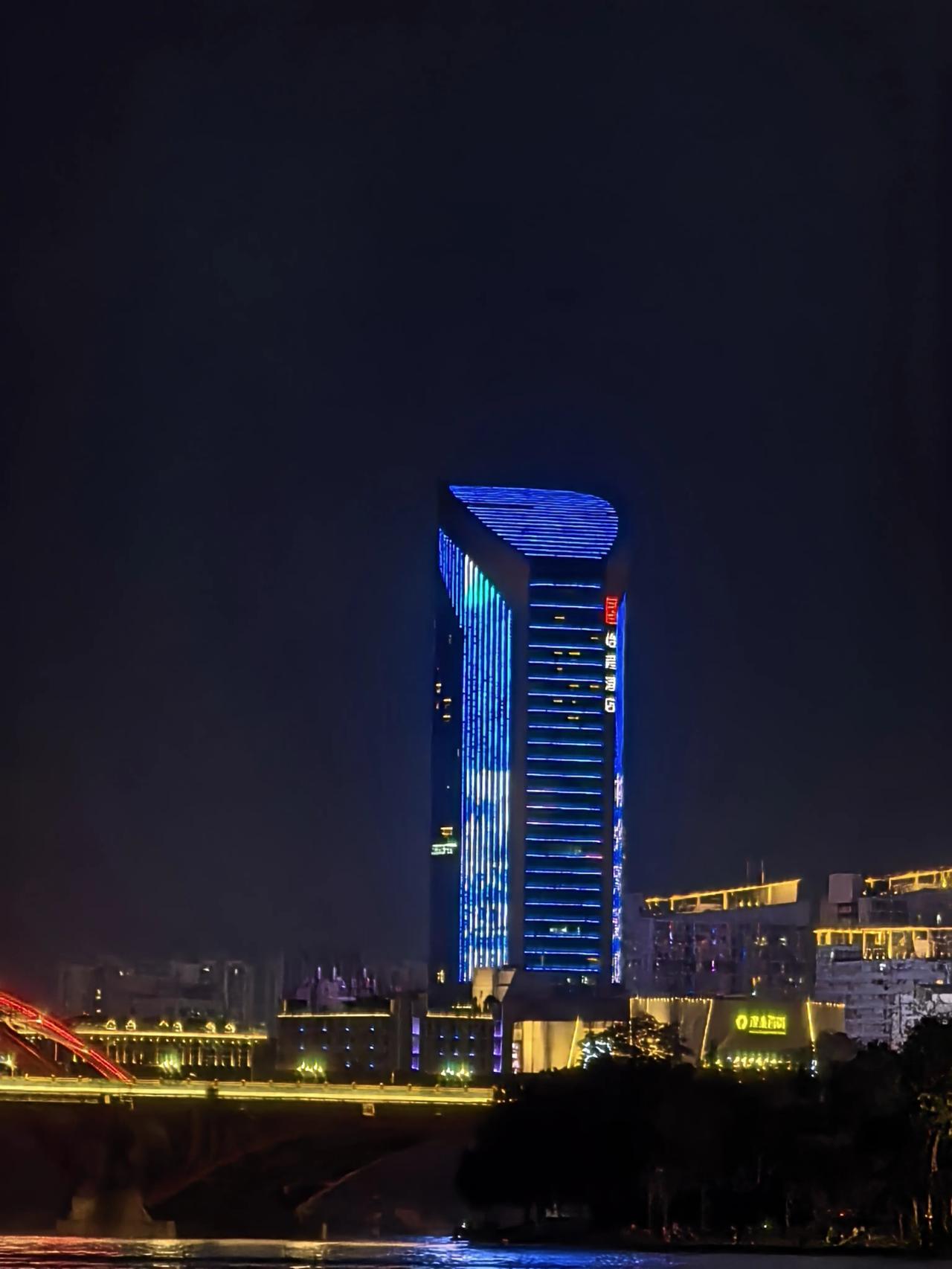 柳州这三栋楼​地王的夜景是比较跌摊的