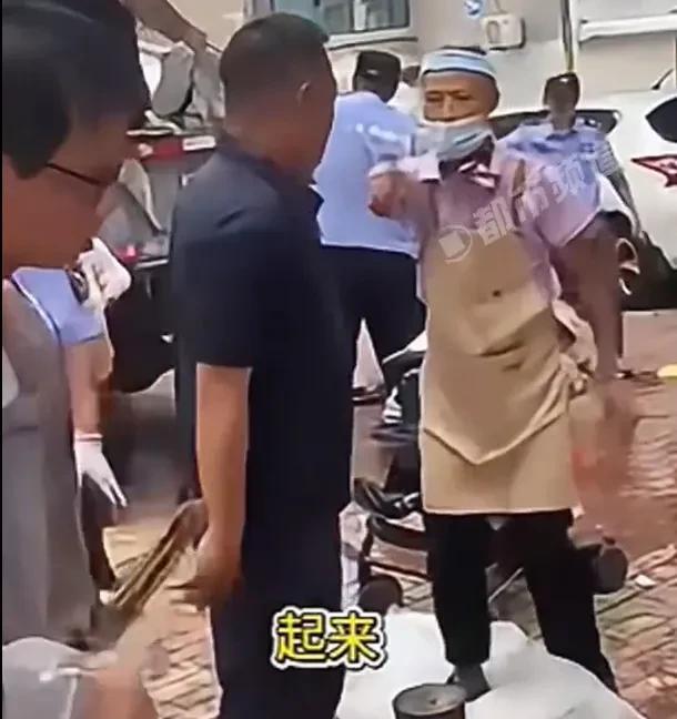 物业大哥干得漂亮！山东济南，一小区的居民纷纷给物业大哥点赞。说来也真的没法忍受，