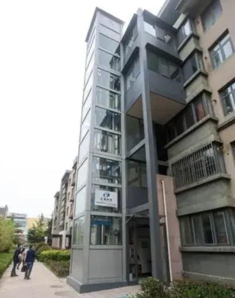 福建，一栋楼业主要加装电梯，其中一户业主算了算要拿出8万多，于是便放弃了参与，哪