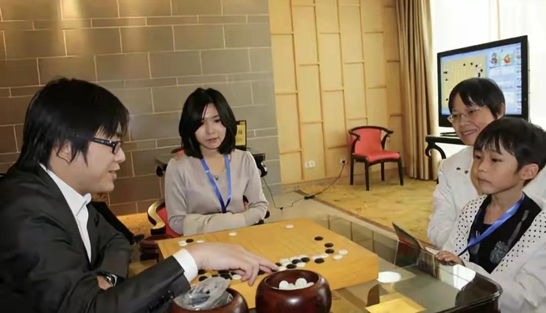 昨晚刷手机的时候，心里有点乱。说实话我当时愣了一下——孔祥明先放下了对聂卫平的