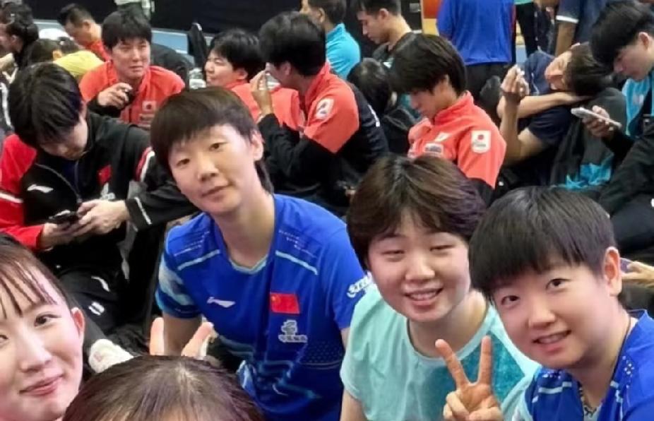 亚锦赛赛场外的惊喜同框!莎头与国乒女队可爱合体印度亚锦赛赛场外,国乒女队的