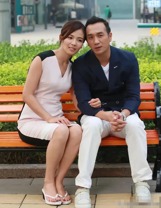 这样素颜状态的周涛，长得比孙俪和徐静蕾都漂亮。虽然皮肤黑了一点，不过坐在那挺有气