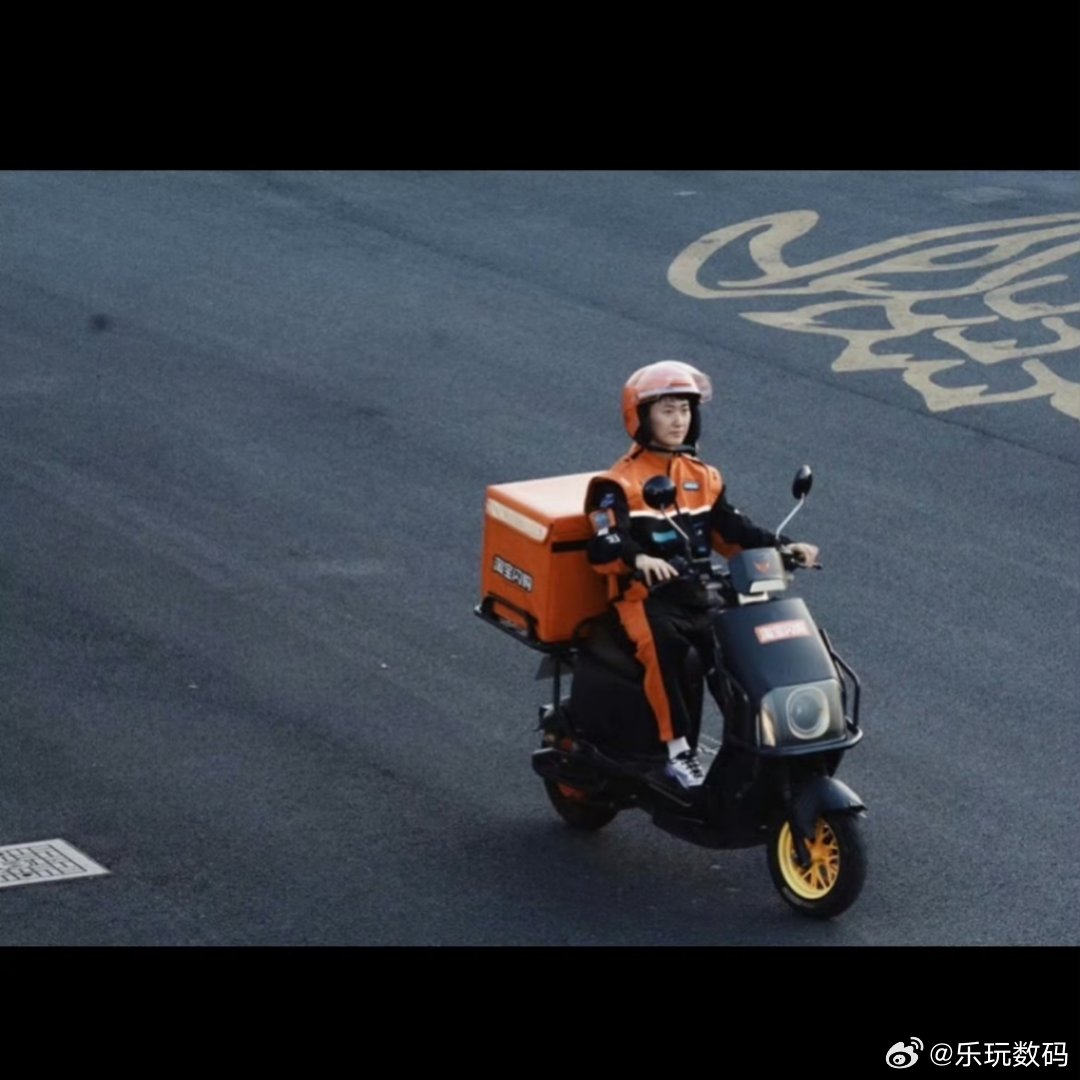 饿了么骑手已更换橙黑新工服哈哈哈哈哈！怎么看起来和迈凯伦队服一模一样，这…你受得
