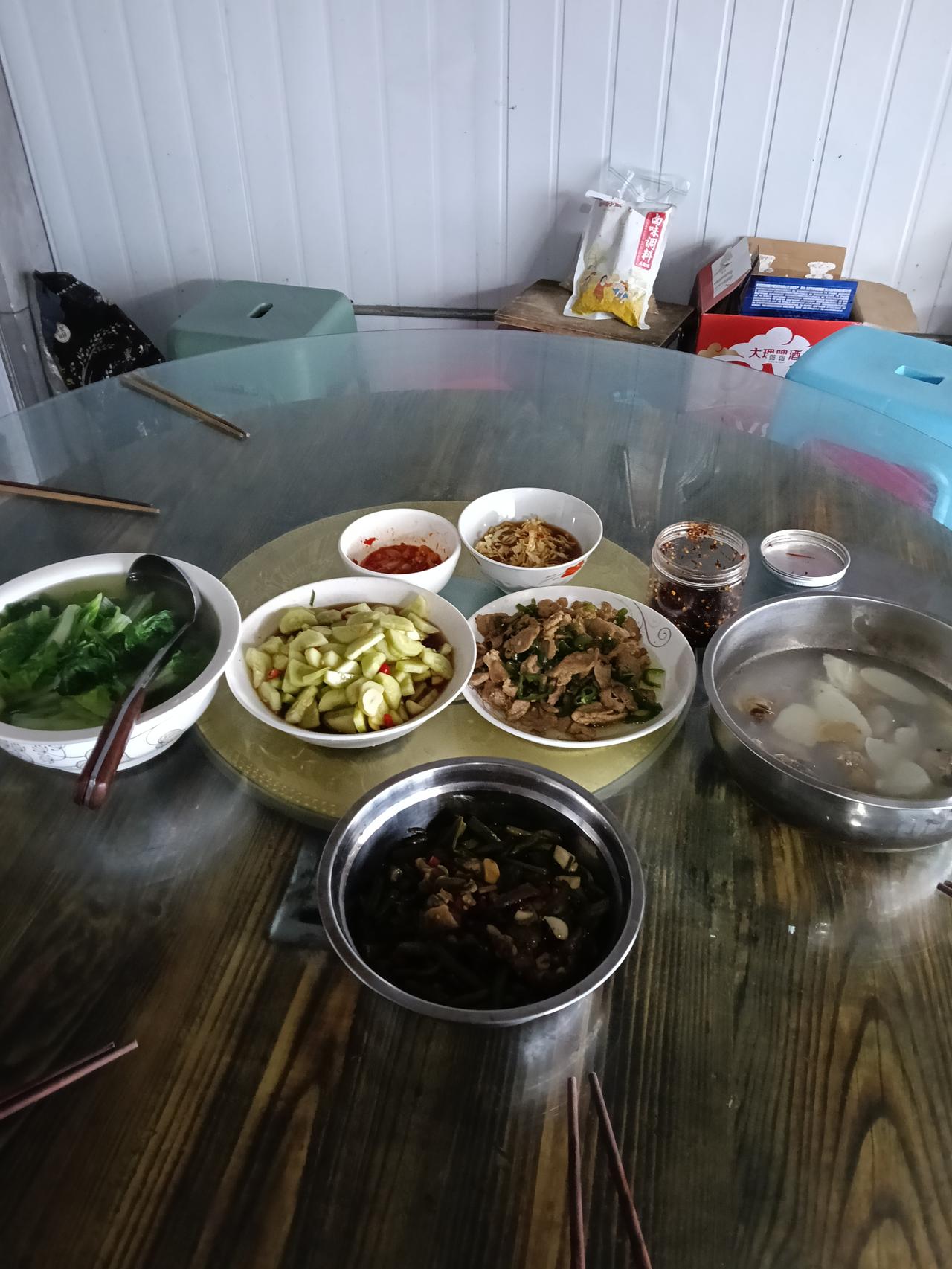 我们公司要求我做饭，9月2日第一次在公司做饭，那时候服务六个人。做了一荤一素一汤