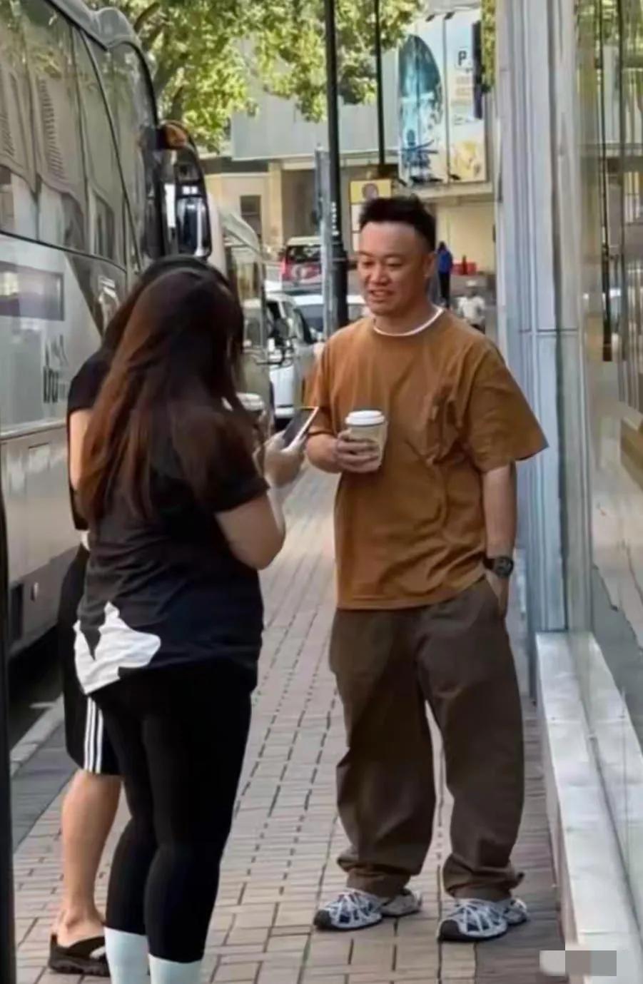 51岁的陈奕迅在香港街头被偶遇：穿着虽休闲，但皱皱巴巴；发型虽拉风，但更显头长额