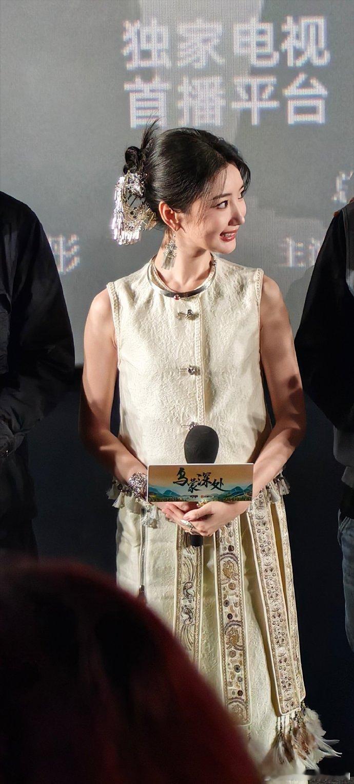 毛晓彤月亮戴着月亮谁被毛晓彤的发布会造型惊艳到！饰演角色叫月亮，头上还戴着精致