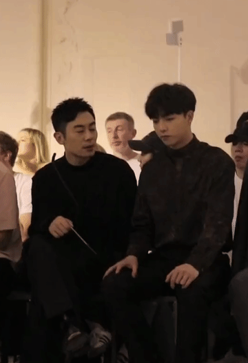 陈立农去看个秀也得被朱亚文“教训”，实在够冤，这俩人的画风也太逗了，朱亚文跟陈立