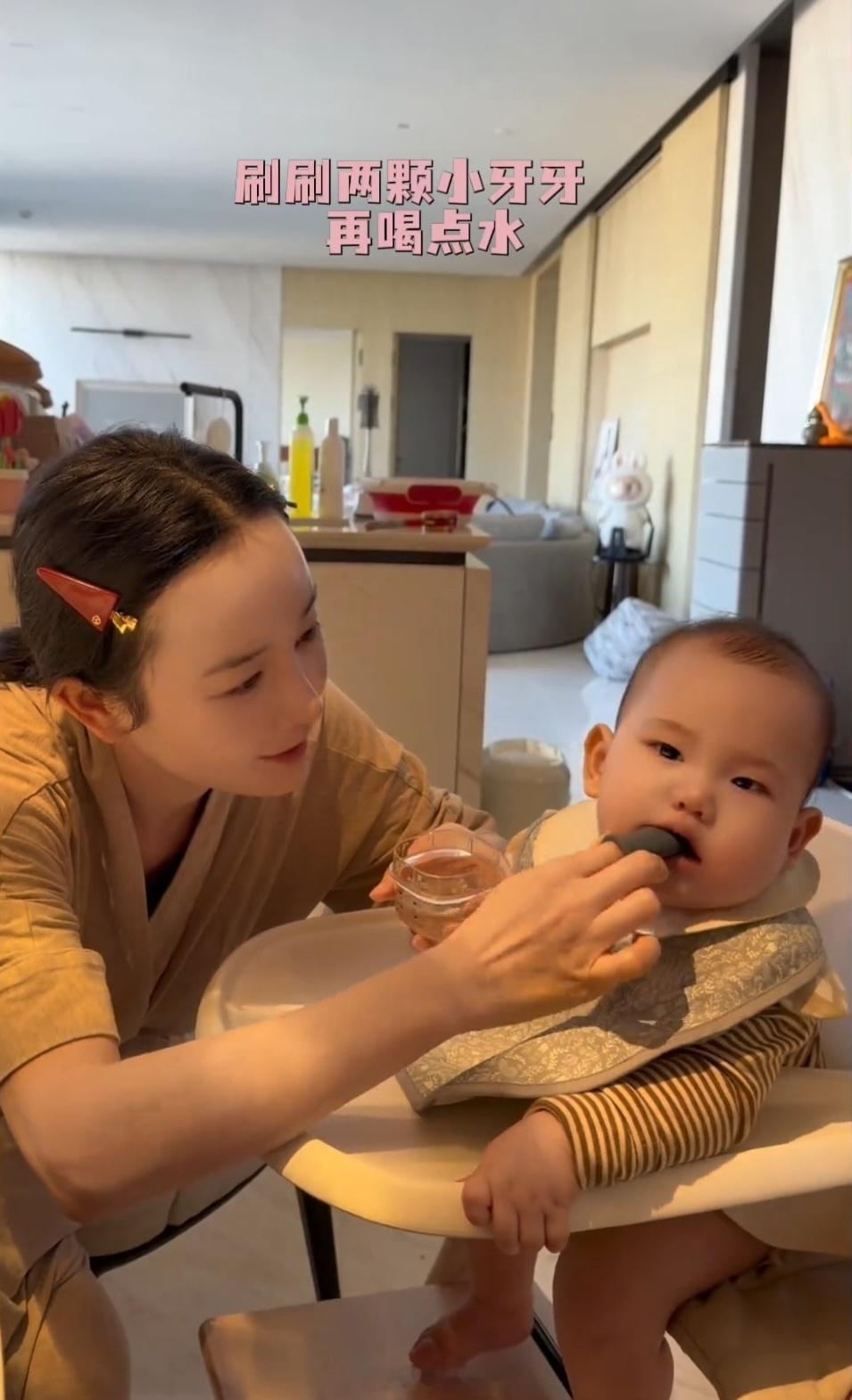 张檬给7个月儿子刷牙张檬7个月儿子长牙了张檬7个月儿子就开始长牙了