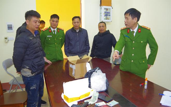 越南毒贩家中发现77式手枪越南太原省警方当场抓获，他携带近1公斤合成毒品以及一