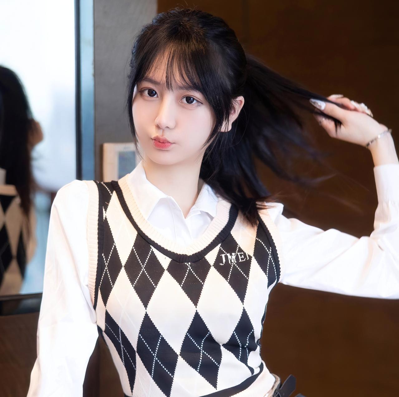 美女究竟能有多美格子衫百褶裙，你是我的白月光