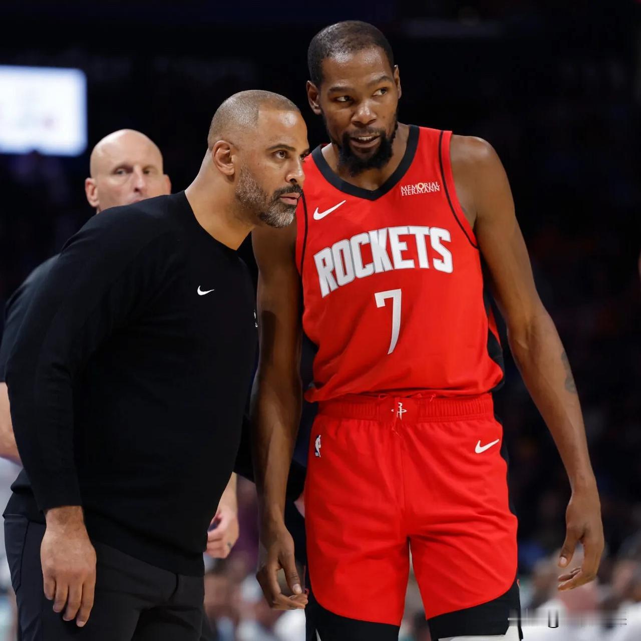 乌度卡的嘴，真硬！火箭6分险胜公牛赛后，乌度卡接受了采访，当记者问关于球队三分