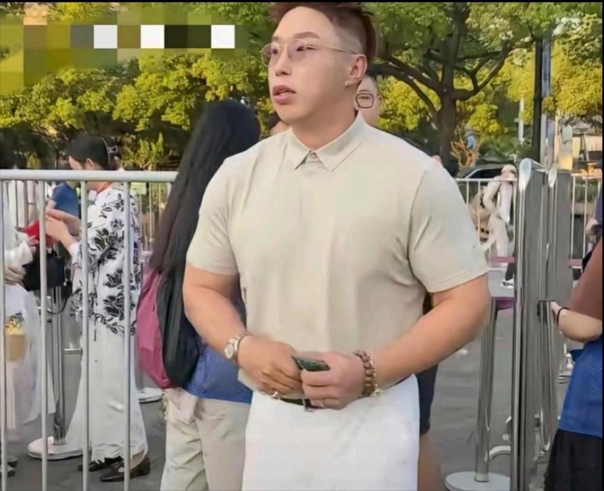 烧饼整个人的气质完全不一样了，就像换了一个取向。