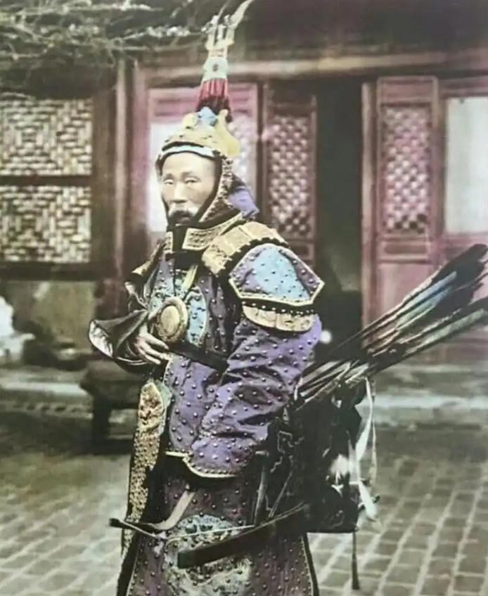 1903年，广西提督苏元春被押送京城将要斩首，他多年的同僚好友纷纷袖手旁观，唯有