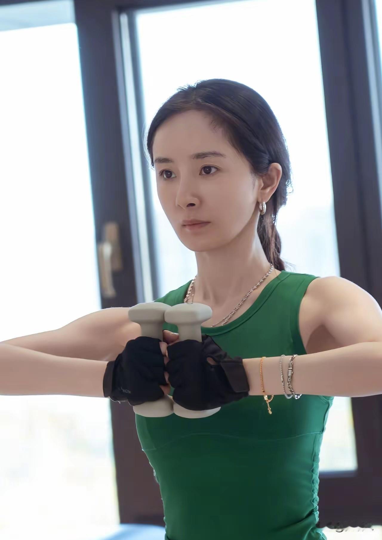 杨幂，好干净的美女看她训练时的素颜照，真的好纯出道这么多年身材没崩过，肌肉线