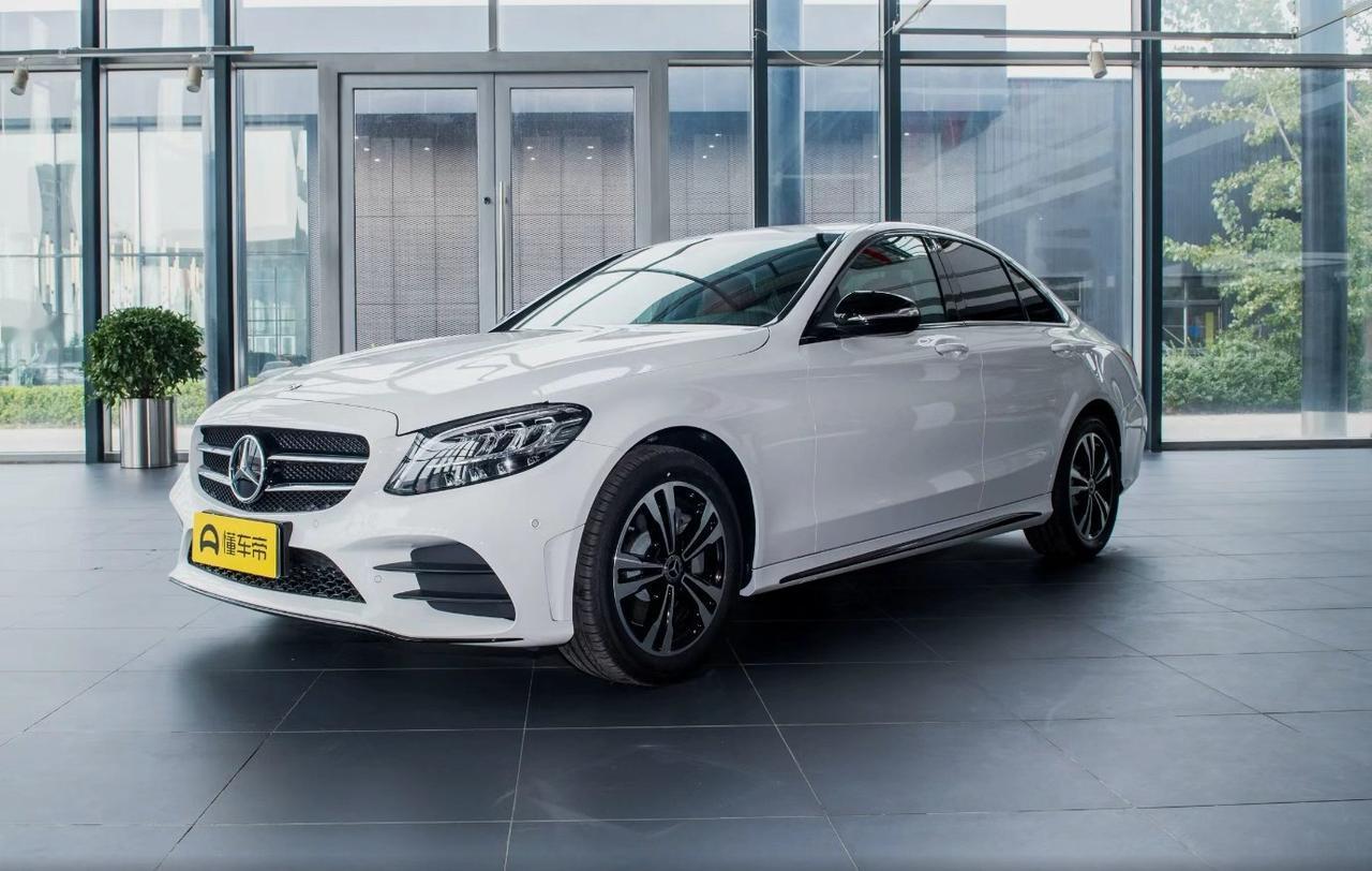 上周，朋友小李拉着我吐槽：攒了15万想买辆二手奔驰C级当通勤车，结果逛车商时被“