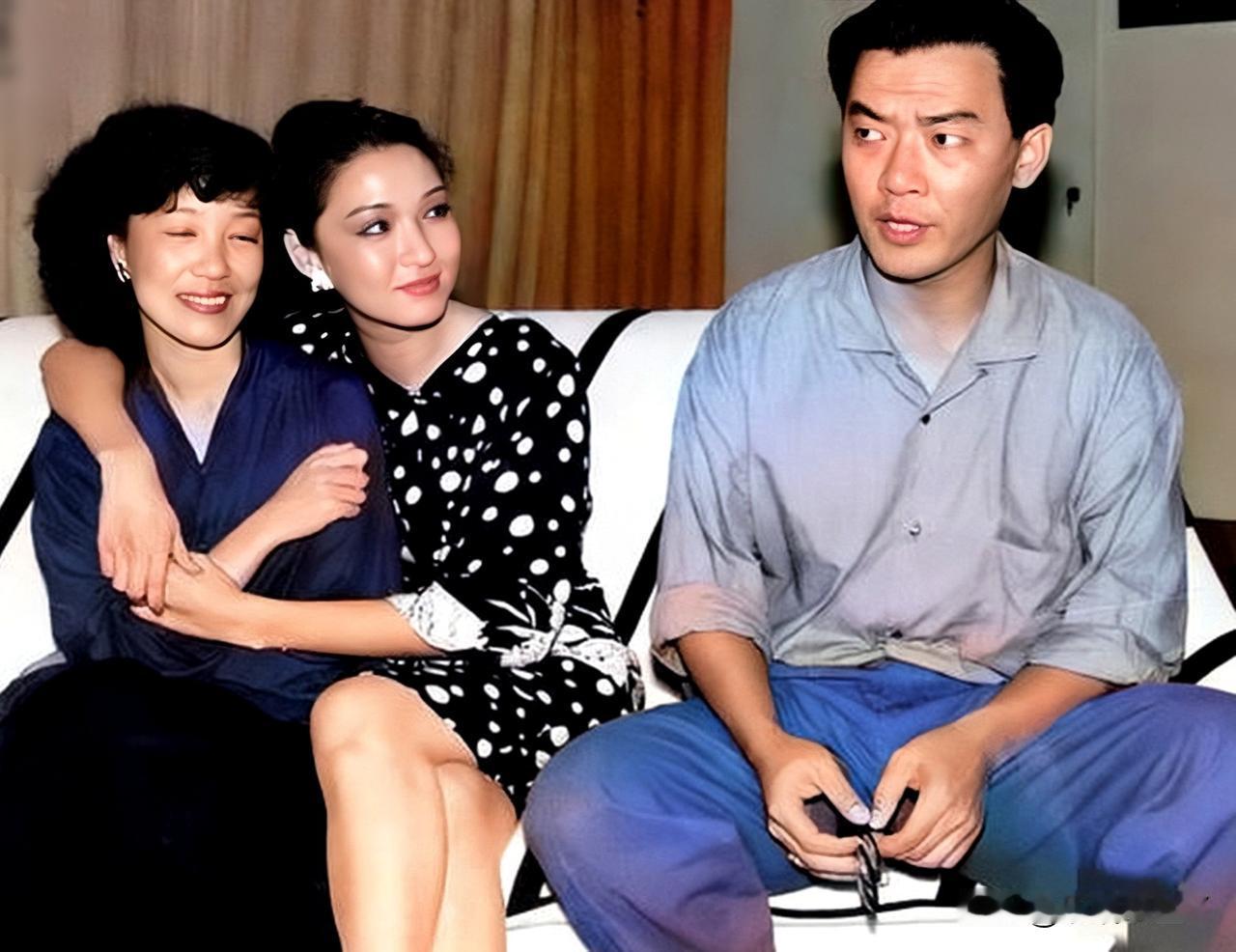 这是李立群和胡因梦年轻时的一张老照片，拍摄于一九八七年。彼时李立群三十五岁，温文