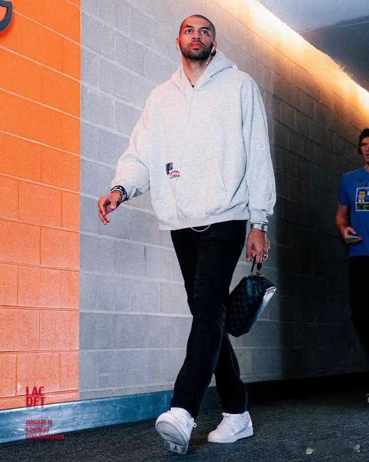 我实在忍不住要怒赞快船老将巴图姆！在今天快船主场以126：89大胜篮网的比赛中，