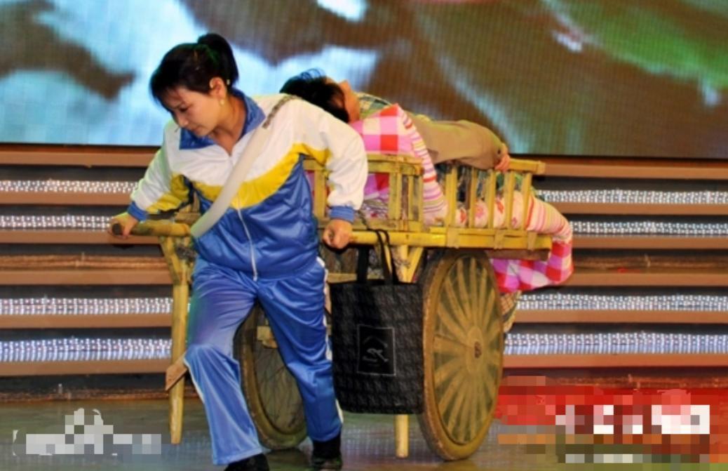 2001年，安徽一男子不慎摔成高位截瘫，谁知，妻子竟撇下父女俩一走了之，绝望之际