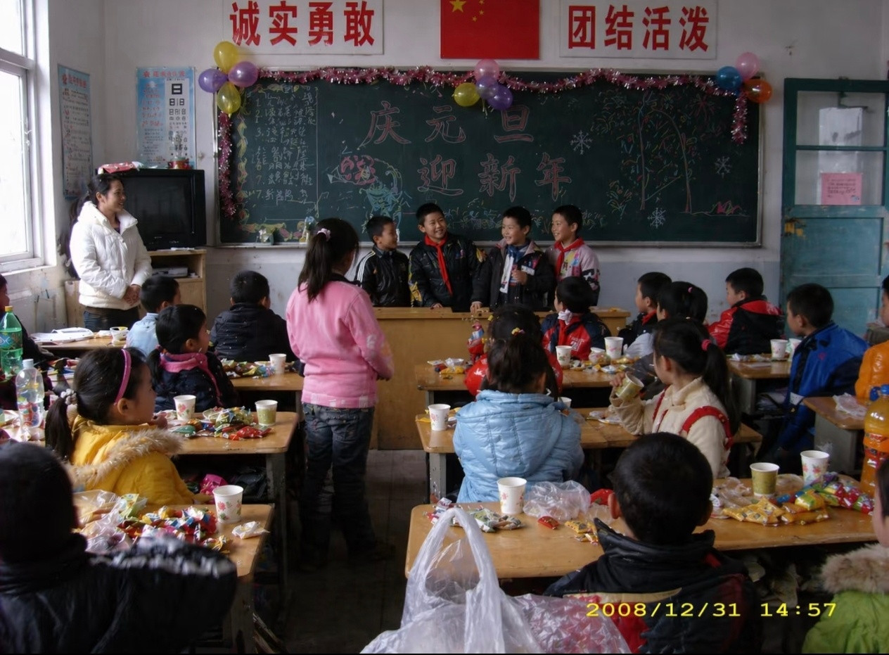 这些图片居然都是AI的我靠这不像我的小学吗？小学读书就是这种黑板+粉笔灰以后啊