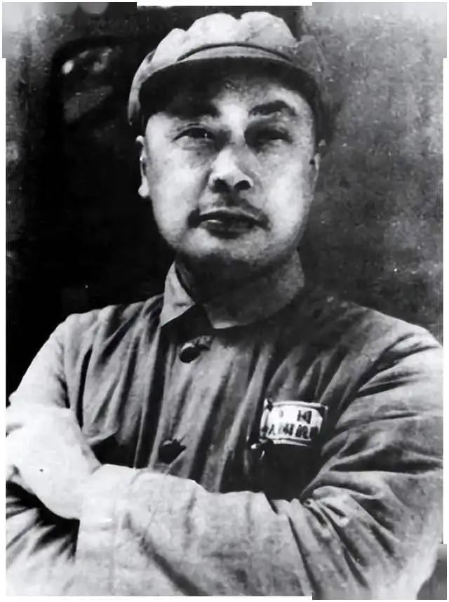 1936年，联络员陈宏叛变，敌人利用陈宏，诱骗陈毅下山，陈毅不知情。下山时，陈毅