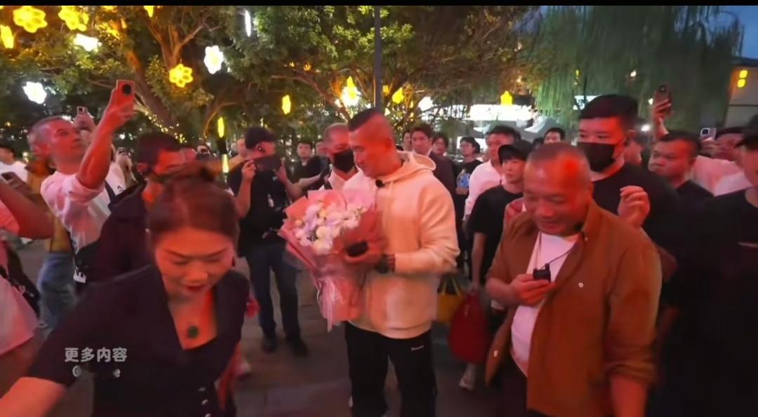 11月3日，台湾网红馆长的晚饭安排在福建漳州古城福味楼，一到饭店门口，就收到了鲜