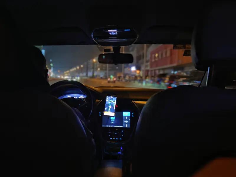 最近有个事儿挺闹心，一名网约车司机载乘客跑了2505公里，四千多元车费却没到账。