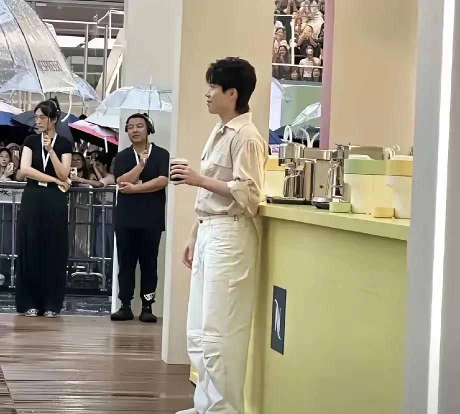 楚钦今天的裤子和脸被拍的很无语，那么帅的一个小伙子，要不是身高摆在那估计都被拍成