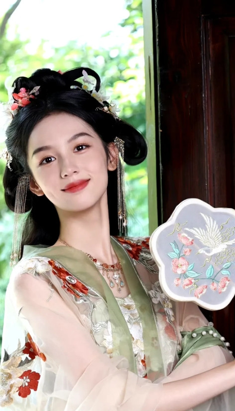 周也现在完全比不过张婧仪了都说两人长相相似，但张婧仪的脸明显更耐看，戏路也更