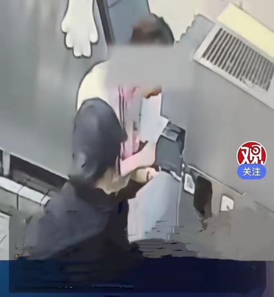 郑州，周女士赶着送女儿去焦作上钢琴课，线上点了麦当劳，让穿校服的女儿进店取餐。