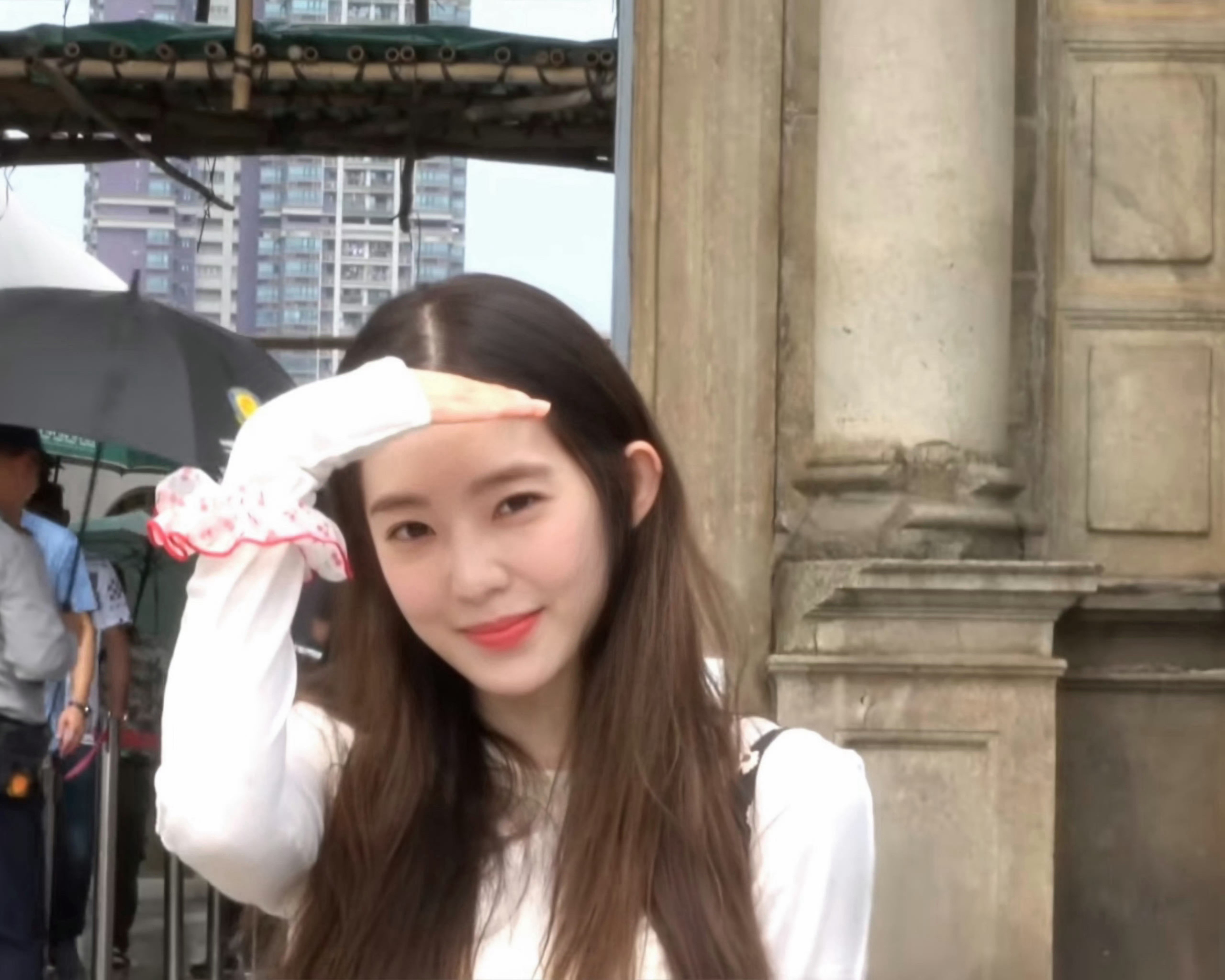 裴珠泫的游客照她站在那里比个耶咔嚓就出片了