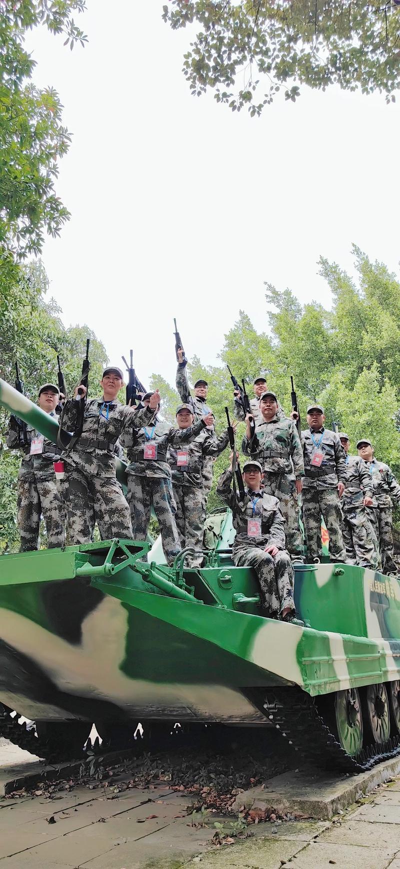 在部队为人处世真的非常重要。2016年，我们连队有个叫夏杰的二期士官，单论军事素