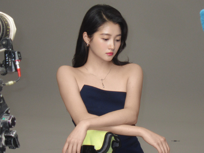 关晓彤工作侧拍花絮关晓彤工作侧拍花絮，复古质感的轻灵动美人，晓彤在气质这块真的