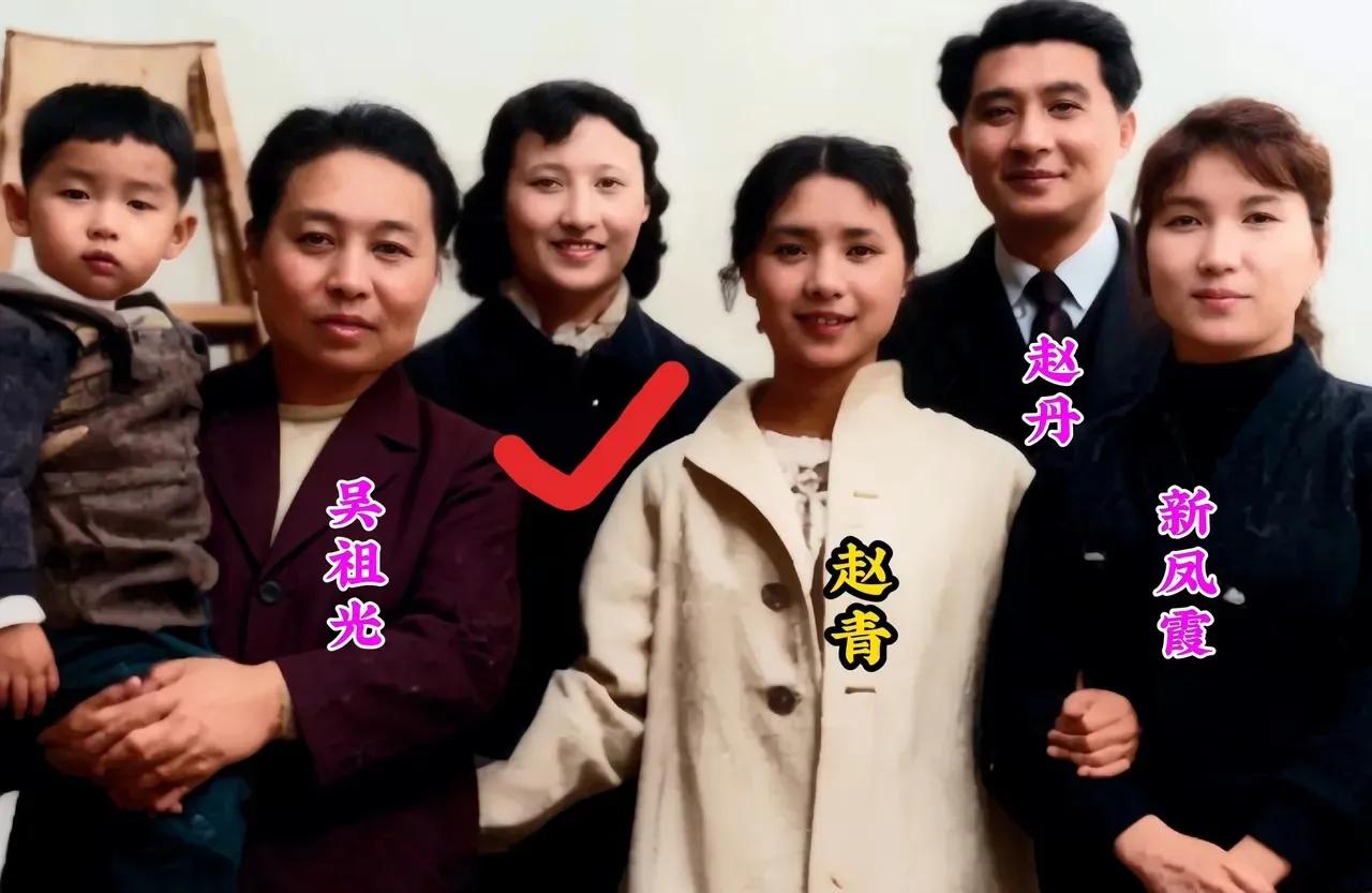 新凤霞和赵青老师年轻时真漂亮。新凤霞与赵青两位艺术大家早年的同框影像十分难得，定
